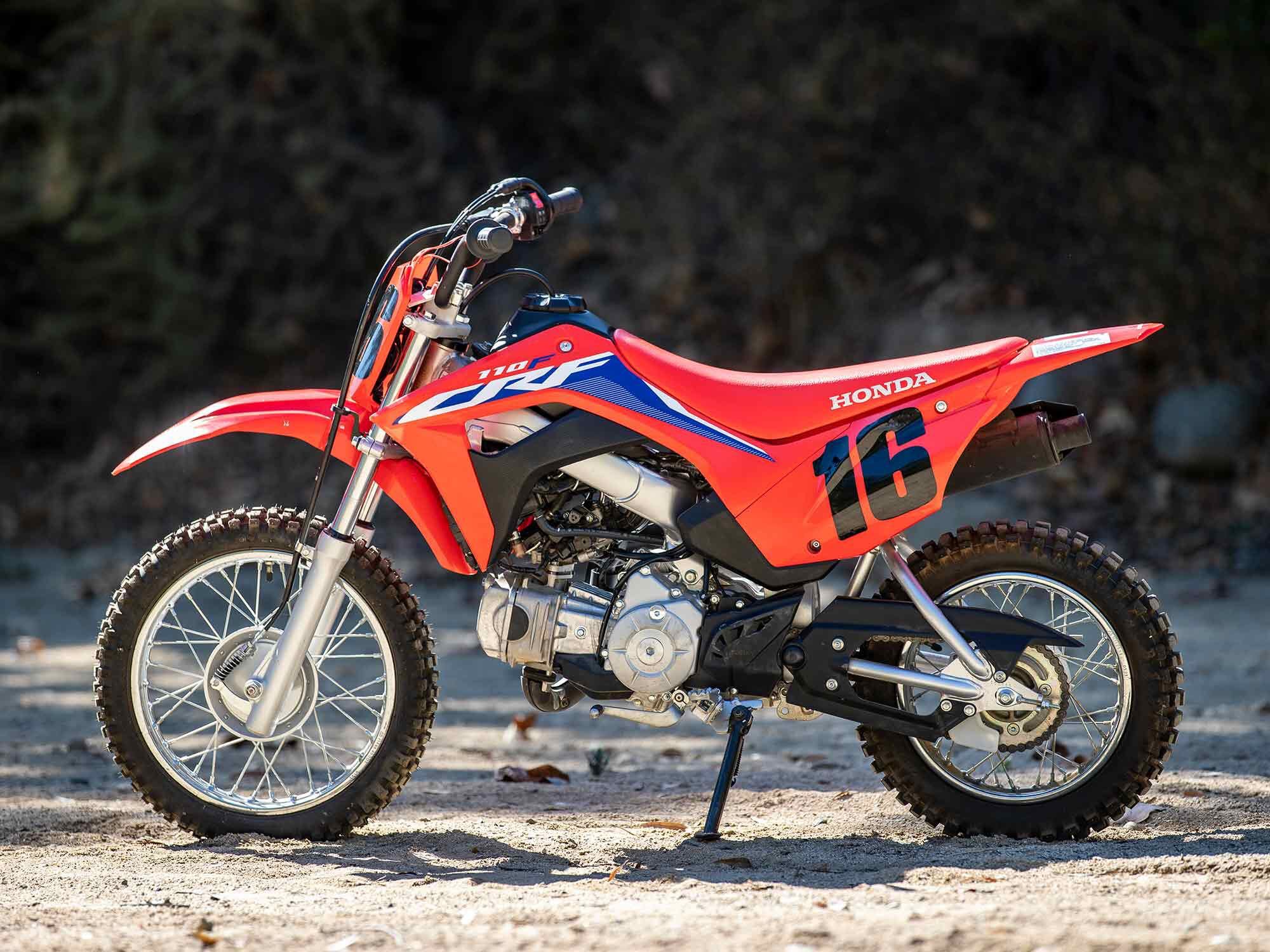 Honda CRF110F is the classic kids bike for moving up the food chain. It features EFI on its 110cc four-stroke single, a four-speed transmission with automatic clutch, drum brakes, and quiet muffler. It is slightly larger and about 60 pounds heavier ready to ride than the CRF-E2.